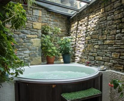 Jacuzzi de la zona de bienestar de este precioso hotel rural.