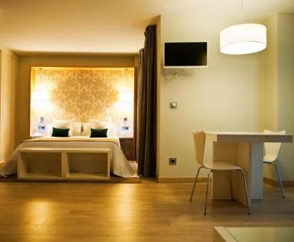 Amplia suite junior con jacuzzi privado ideal para parejas.