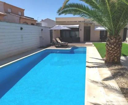 Amplia zona exterior con piscina privada de esta preciosa casa independiente.