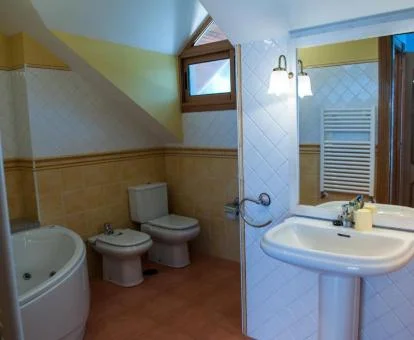 Baño con bañera de hidromasaje privada de este coqueto apartamento.