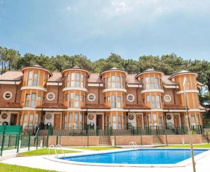 Precioso complejo de apartamentos con piscina exterior.