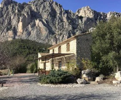 Edificio de este acogedor hotel boutique en un tranquilo entorno rural rodeado de montañas.
