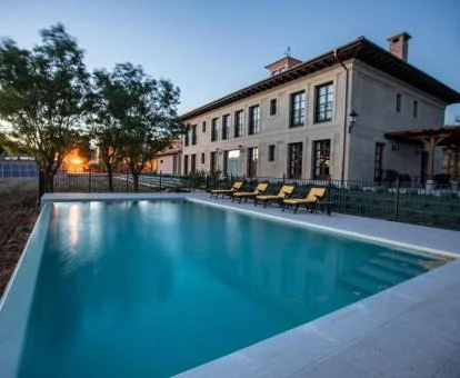Hermoso hotel boutique con amplia piscina al aire libre.