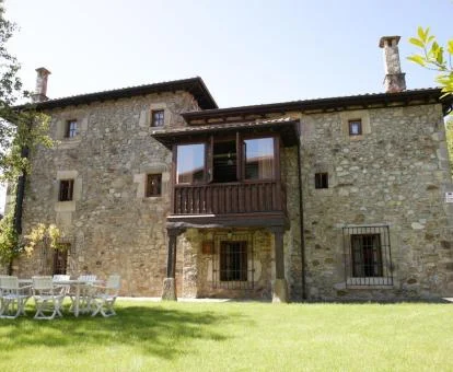 Edificio de piedra de este hermoso hotel boutique con terraza y mobiliario.