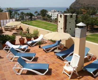 Solarium con tumbonas y vistas a los alrededores de este hotel con encanto.