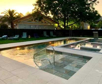 Zona de aguas del exterior de este precioso hotel rural.