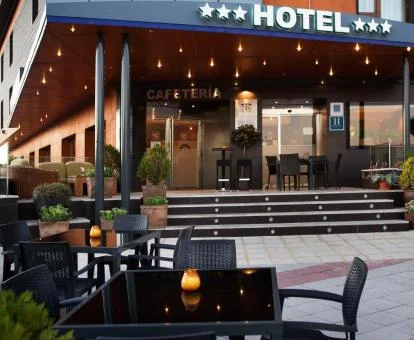 Zona exterior con terraza de este moderno hotel.