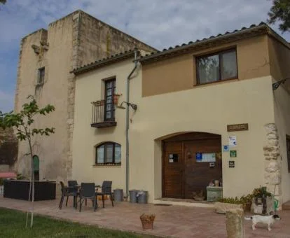 Edificio de estilo rústico con zona exterior de este hotel rural.