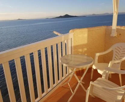 Terraza amueblada con vistas al mar de este hotel con encanto.