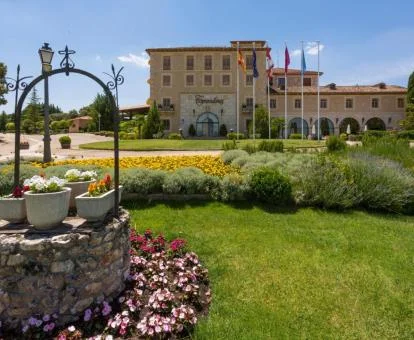 Edificio de este alojamiento rural con grandes jardines.