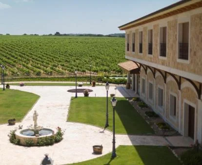 Hermoso hotel en un bello entorno natural con amplios jardines.