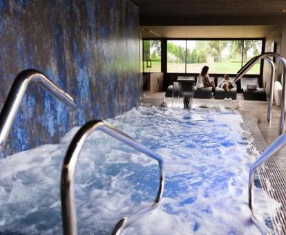 Piscina cubierta con elementos de hidroterapia y vistas al jardín de este precioso hotel.