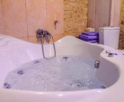 Bañera de hidromasaje privada del apartamento Conde de este establecimiento.