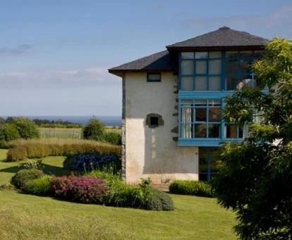 Edificio de este coqueto hotel rural rodeado de un tranquilo entorno natural.