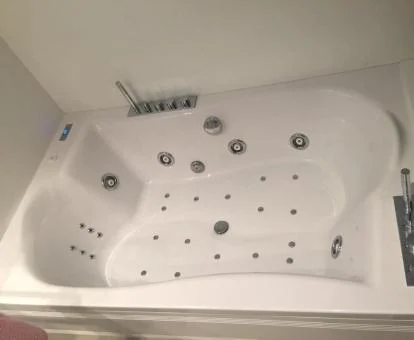 Gran jacuzzi privado de este precioso apartamento a pie de playa.