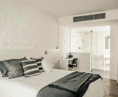 Una de las modernas habitaciones de este coqueto hotel solo para adultos.