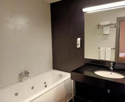 Baño con bañera de hidromasaje privada de uno de los apartamentos del establecimiento.