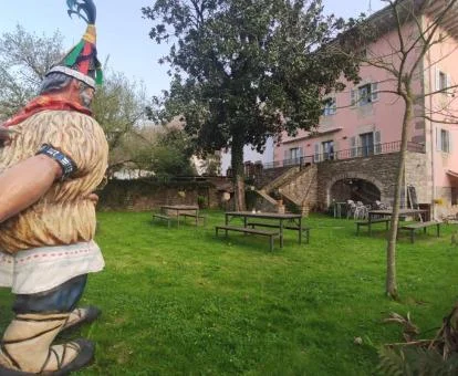 Complejo de apartamentos con amplios jardines y alojamientos con jacuzzi.