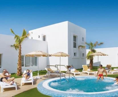 Varias personas disfrutando de las instalaciones exteriores del spa.