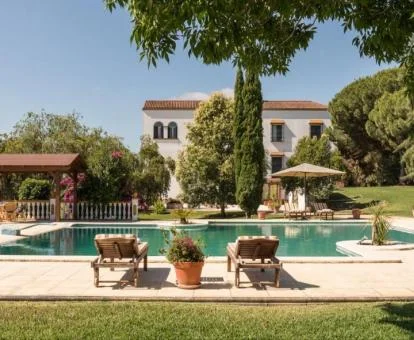 Precioso hotel con piscina exterior y bellos jardines.