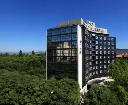 Elegante edificio de este hotel con encanto rodeado de vegetación.