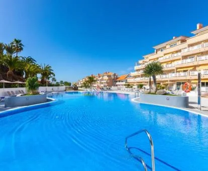 Hotel con encanto con gran piscina exterior y solarium.