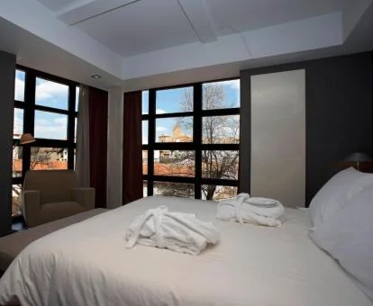 Una de las acogedoras habitaciones con vistas de este coqueto hotel.