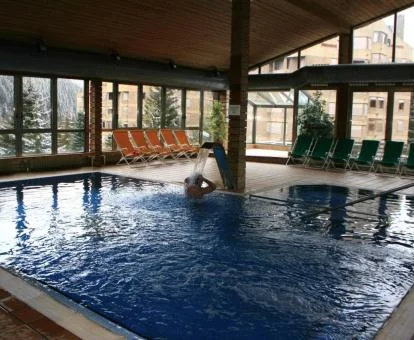 Piscina con elementos de hidroterapia del centro de spa de este hotel de montaña.