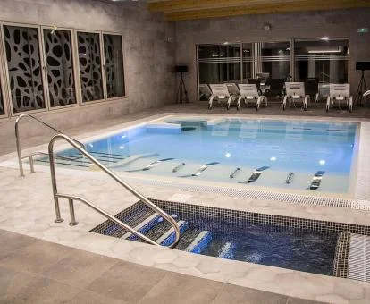 Piscina de hidroterapia con zona de relajación del spa.