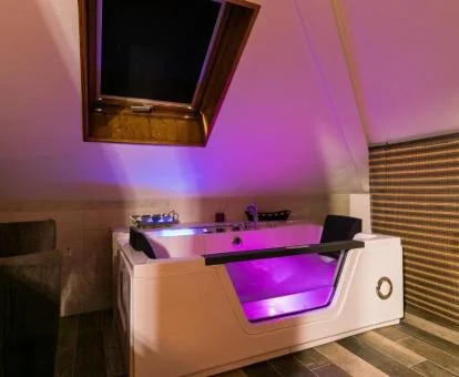 Amplio jacuzzi privado de uno de los apartamentos del establecimiento.