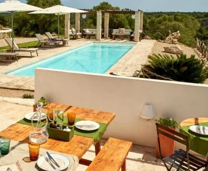 Terraza con piscina y vistas a la naturaleza de este hotel con encanto.