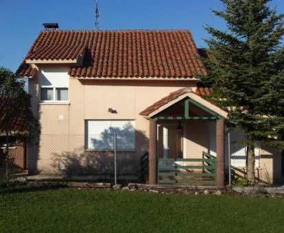 Acogedora casa rural con zona exterior privada y piscina.