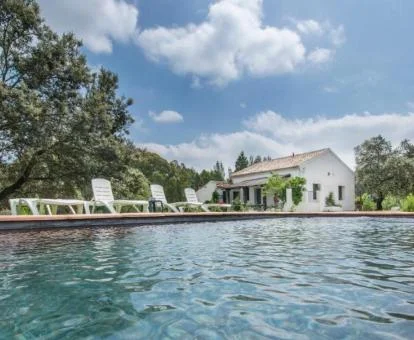 Una de las preciosas casitas de este establecimiento rural con piscina.