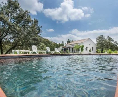 Amplia zona exterior con piscina de este establecimiento rural.