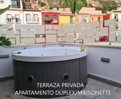 Terraza con jacuzzi privado al aire libre del apartamento dúplex.