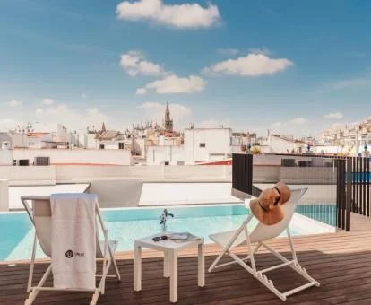 Terraza con piscina y vistas a la ciudad de este hotel con encanto.