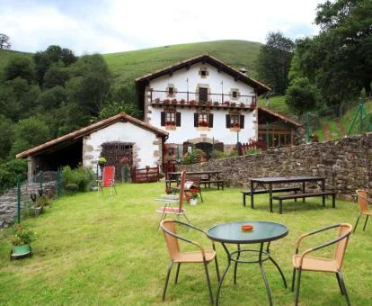 Hotel con encanto rodeado de zonas verdes.