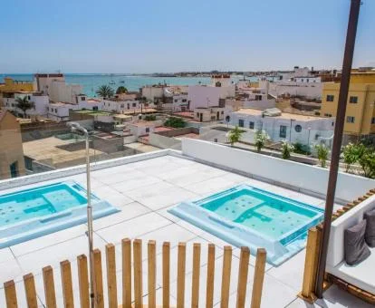 Terraza solarium con jacuzzis exteriores y vistas al mar de este moderno hotel boutique.