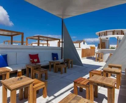 Terraza solarium con mobiliario al aire libre de este hotel solo para adultos.
