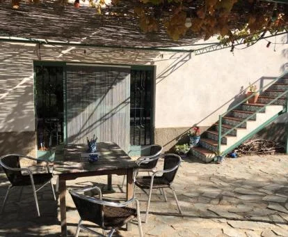 Terraza con mobiliario de este acogedor establecimiento rural.