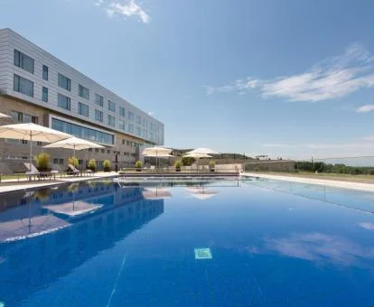 Hotel con encanto con gran piscina exterior, bodega propia y spa.