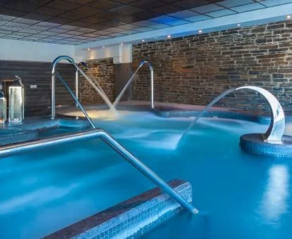 Piscina de hidroterapia del spa del hotel.
