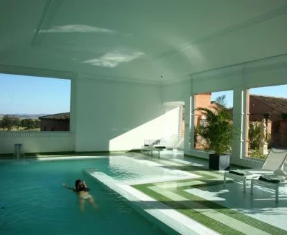Piscina cubierta de la zona de bienestar de este hotel con encanto.