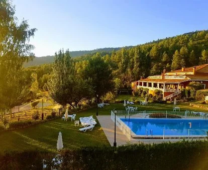 Hermoso hotel rural con piscina y zonas exteriores en plena naturaleza.