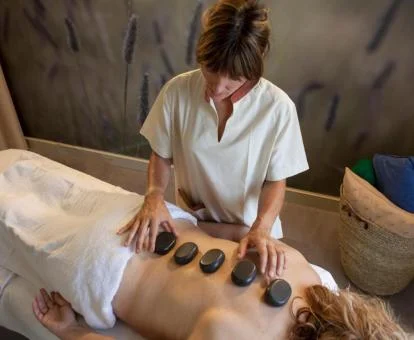 Una persona disfrutando de una de las terapias con piedras calientes del spa.