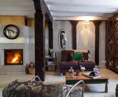 Elegante salón compartido con chimenea de este coqueto hotel solo para adultos.