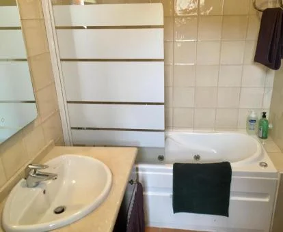 Baño con bañera de hidromasaje privada de este apartamento independiente.