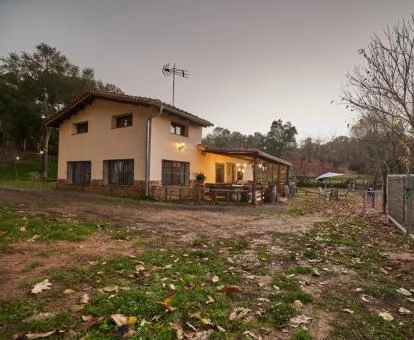 Coqueta casa rural independiente con amplias zonas exteriores en la naturaleza.
