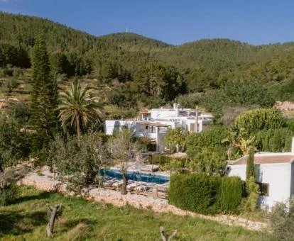 Hermoso agroturismo en medio del campo con piscina y zonas exteriores.