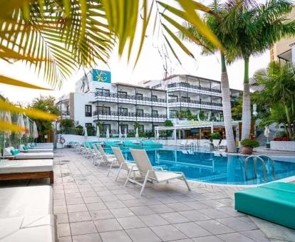 Edificio de este hotel solo para adultos con piscina exterior ubicado en zona turística.